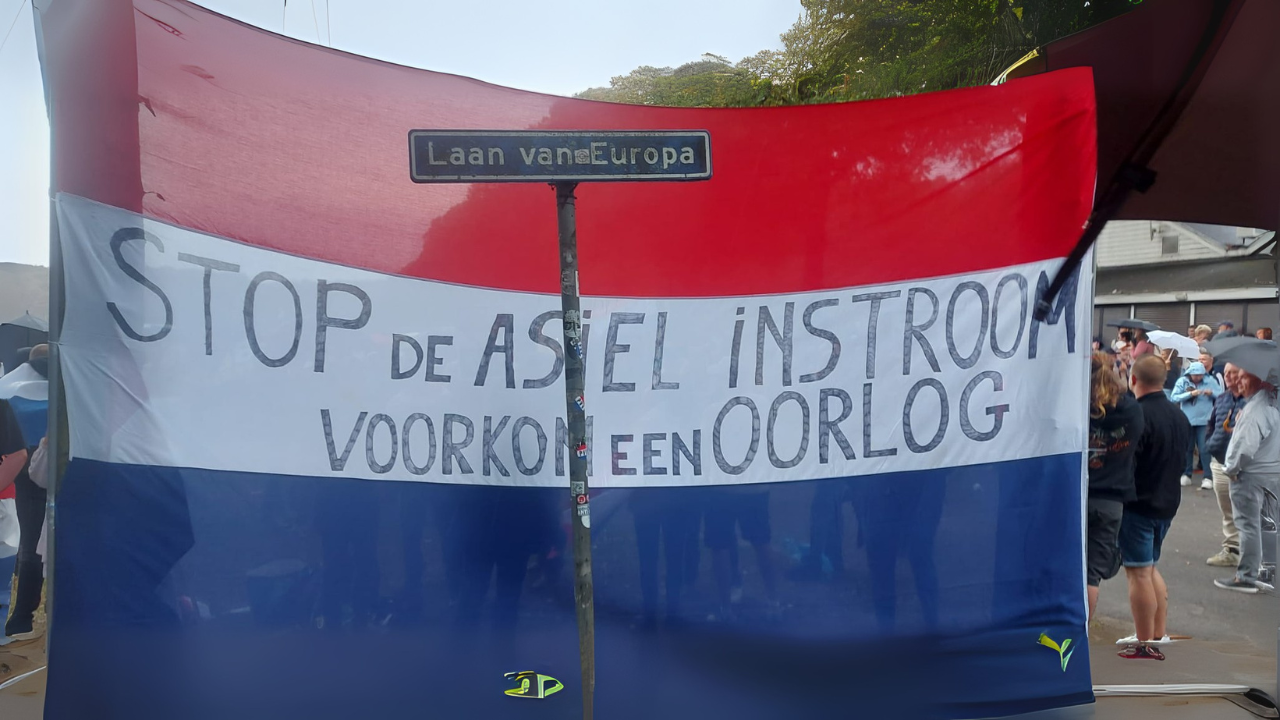 Ongekende geweldsuitbarsting op Malieveld tijdens ‘Elsfest’ Gemeente:’Zeker 30 arrestaties en meerdere gewonden’